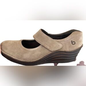 Bionica Women's Tan Suede Loafers